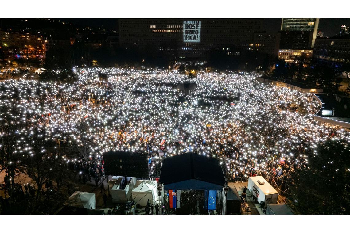 "Die Slowakei gehört zum Westen" war auf Transparenten von Demonstranten in Bratislava und anderen Städten zu lesen.