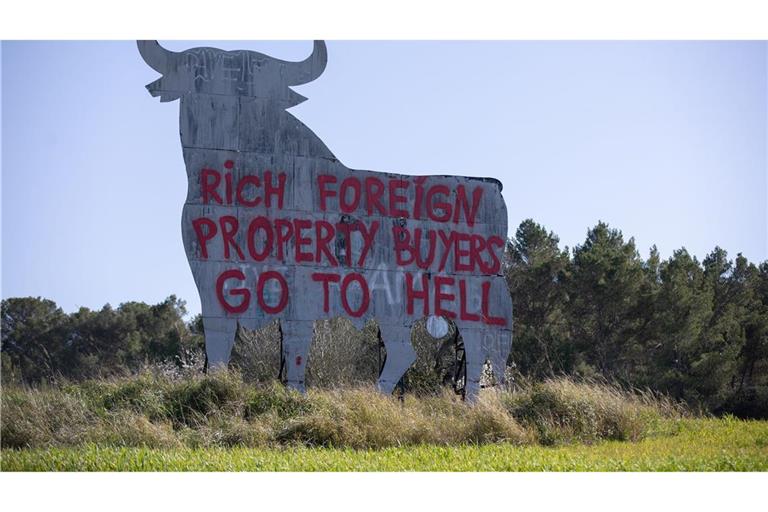 Die sogenannten Osborne-Stiere gelten in Spanien als Kult und als Wahrzeichen des Landes. (Foto aktuell)