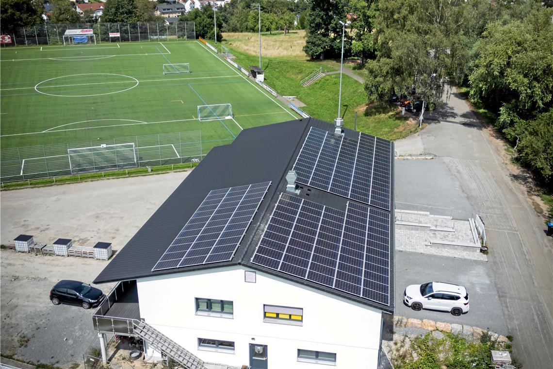 Die Solaranlage auf dem Vereinsheim des Sportvereins Unterweissach ging September 2022 in Betrieb und versorgt die Wohnung der Gaststättenpächter, eine Physiopraxis, die Räume der SVU-Fußballer und die Flutlichtanlage mit Strom. Der Rest geht ins Netz. Fotos: Alexander Becher