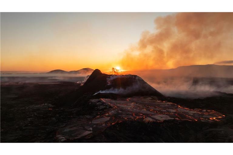 Die Sonne geht über dem aktiven Krater eines  Vulkans bei Grindavik auf Island auf.