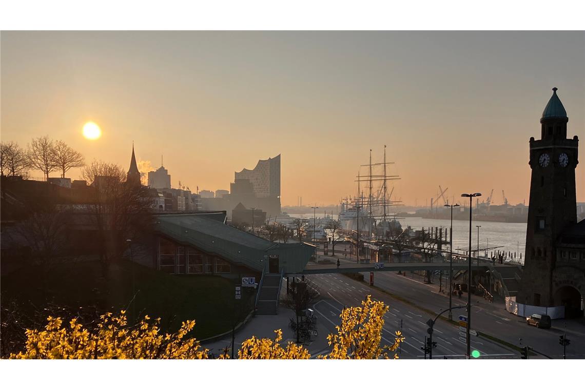 Die Sonne geht über dem Hamburger Hafen auf.