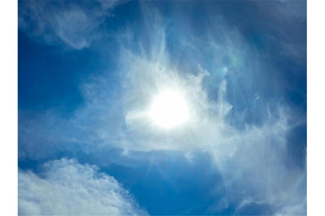 Wechselhaftes Wochenendwetter im Südwesten erwartet Die Sonne leuchtet am blauen Himmel. Foto: dpa