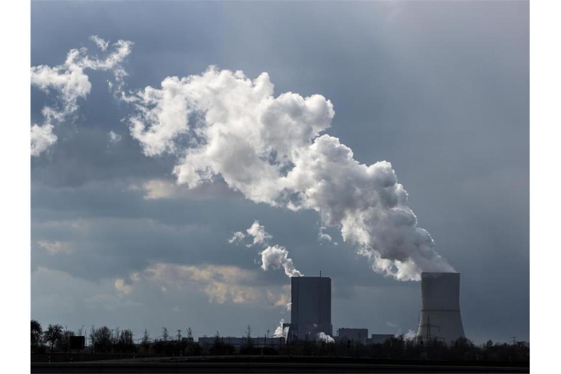 Bericht: Deutschland verfehlt Klimaziele für 2030 und 2040 Die Sonne scheint auf das Kraftwerk Lippendorf. Foto: Jan Woitas/dpa-Zentralbild/dpa