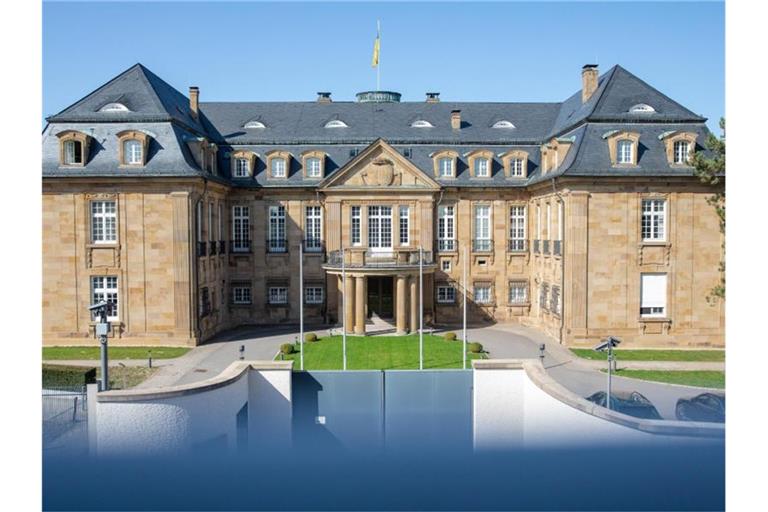 Die Sonne scheint auf das Staatsministerium von Baden-Württemberg. Foto: Christoph Schmidt/dpa/Archivbild