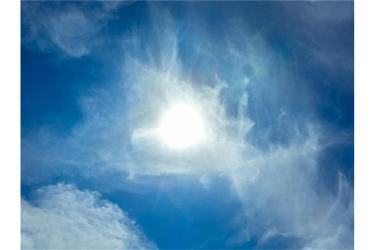 Die Sonne scheint durch leichte Cirrus-Wolken hindurch. Foto: Markus Scholz/dpa/Archivbild/Symbolbild