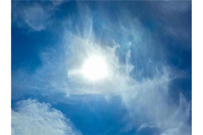 Die Sonne scheint durch leichte Cirrus-Wolken hindurch. Foto: Markus Scholz/dpa/Symbolbild