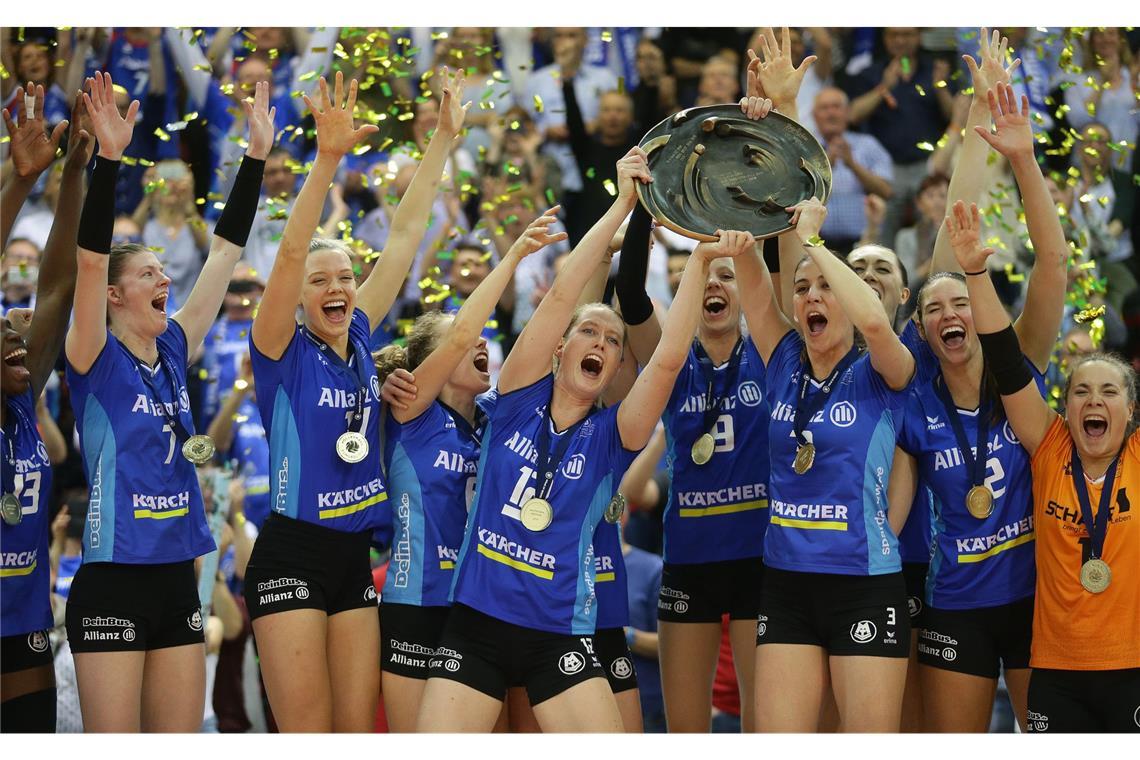 Die Sorge vor der fünften Finalserie nacheinander, womöglich als ewiger Zweiter in die Geschichtsbücher der Volleyball-Bundesliga einzugehen, ist bei Allianz MTV Stuttgart groß. Und lähmt das Team in den Duellen gegen Titelverteidiger SSC Schwerin trotzdem nicht. Die Stuttgarterinnen nutzen den Vorteil, als Erster der Bundesliga-Hauptrunde zunächst Heimrecht zu haben, und starten nach einem Krimi mit einem 3:1-Sieg (25:21, 21:25, 25:23, 25:23). Vier Tage später gleicht der SSC Schwerin durch einen 3:1-Erfolg (25:17, 18:25, 25:14, 26:24) aus. Doch das Team von Trainer Giannis Athanasopoulos (unser Foto) kontert in der Scharrena, gewinnt nach einem 1:2-Rückstand noch mit 3:2 (22:25, 25:23, 19:25, 25:20, 15:9). Es folgt ein doppelter Rückschlag. In Spiel vier in Schwerin sind die kraftlosen und emotional überforderten Stuttgarterinnen beim 0:3 (15:25, 18:25, 16:25) nicht nur chancenlos, sie verlieren auch noch Außenangreiferin Julia Schaefer durch eine Verletzung. Anschließend finden sich nur wenig Optimisten, die noch fest an den ersten DM-Titel glauben. Die Mannschaft aber rafft sich zu einer letzten Energieleistung auf. Im voll besetzten Hexenkessel Scharrena gibt es am 11. Mai 2019 nach einem extremen Auf und Ab und einer unfassbaren Leistung von Krystal Rivers im Tie-Break einen 3:2-Erfolg (25:12, 25:20, 14:25, 24:26, 15:11). Am Ende der Serie haben die Stuttgarterinnen zwar weniger Sätze (10:11) und weniger Punkte (434:457) gewonnen als die Schwerinerinnen, dafür aber erstmals die Meisterschale. Der Jubel kennt keine Grenzen.