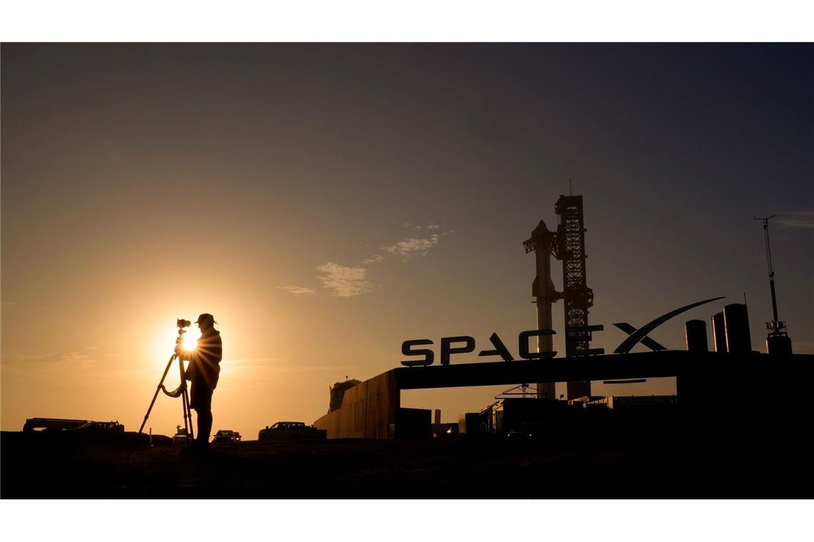 Die SpaceX-Megarakete "Starship" wird in Boca Chica für einen Testflug von der Starbase vorbereitet.