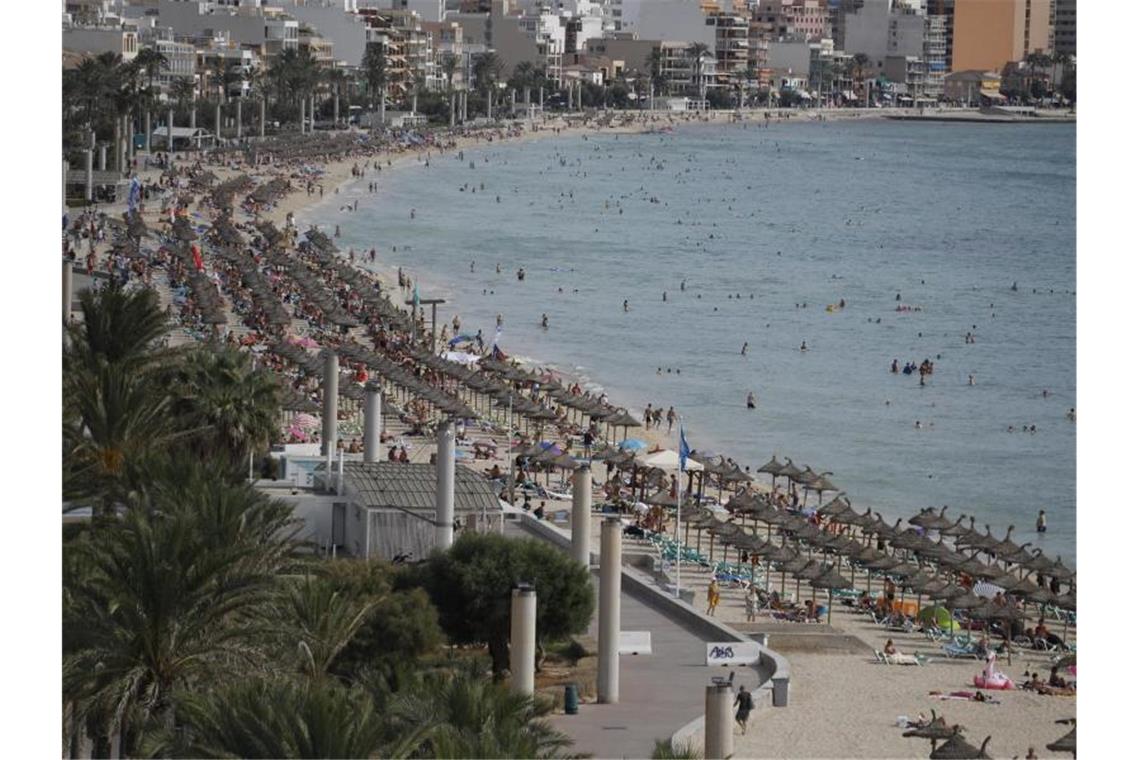 Hoffnung für Reisebranche - Umsatzminus wird kleiner Die spanische Insel Mallorca gehört zu den beliebtesten Urlaubszielen der Deutschen. Foto: Clara Margais/dpa