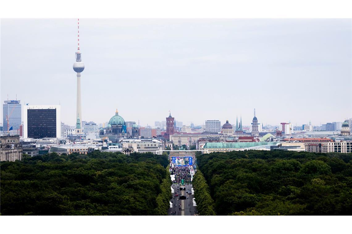 Die Spannung steigt: Fans versammeln sich vor dem Brandenburger Tor, um von dort das EM-Eröffnungsspiel zwischen Deutschland und Schottland zu verfolgen.