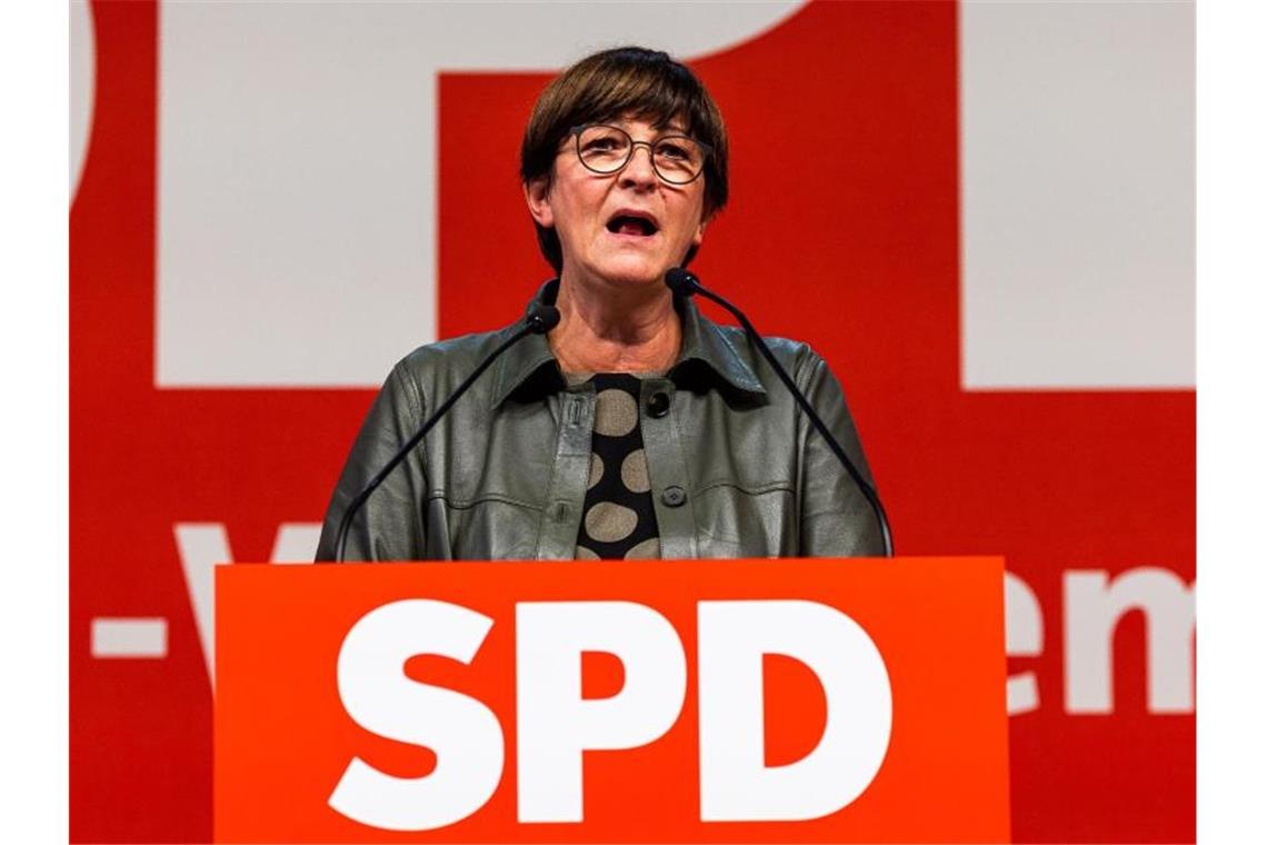 Die SPD-Vorsitzende Saskia Esken spricht beim Parteitag der baden-württembergischen SPD in Freiburg. Foto: Philipp von Ditfurth/dpa