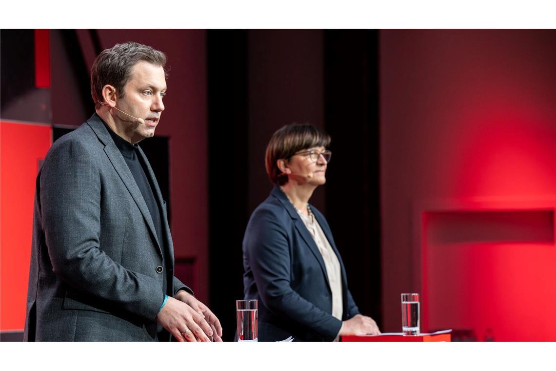 Die SPD-Vorsitzenden Saskia Esken (r) und Lars Klingbeil äußern sich bei einer Pressekonferenz zu der Klausur des SPD-Präsidiums.