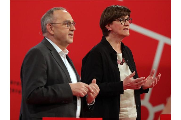 Die SPD-Vorsitzenden Saskia Esken und Norbert Walter-Borjans sprechen bei einem Online-Bundesparteitag der SPD. Foto: Wolfgang Kumm/dpa/Archivbild