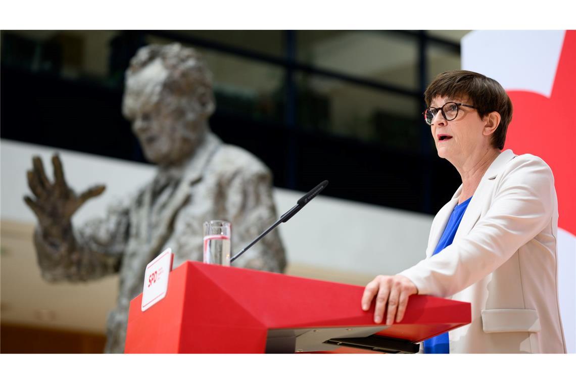 Die SPD will laut Saskia Esken konkrete Steuerberechnungen im "Regierungsprogramm" vorlegen.