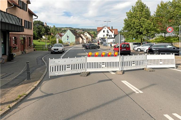 Die Sperrung in Oppenweiler sorgt am Freitag bei zahlreichen Autofahrern für reichlich Verwirrung. Foto: Jörg Fiedler