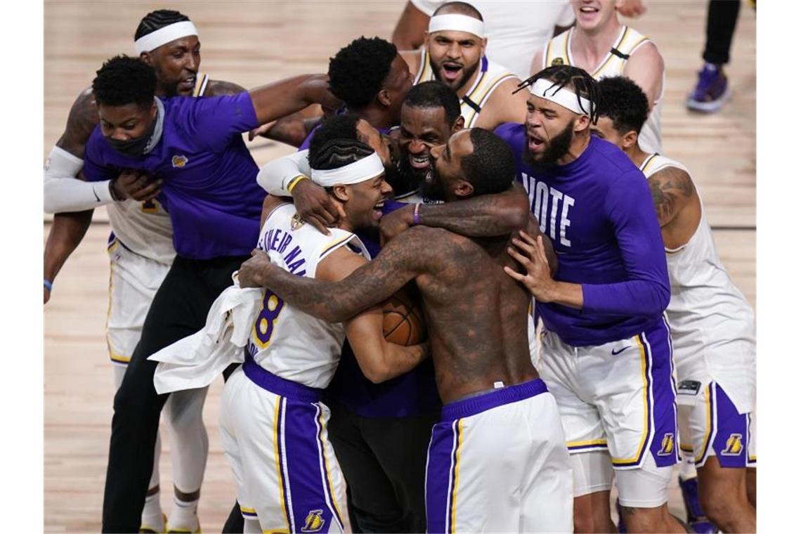 Die Spieler der Los Angeles Lakers feiern den Titel. Foto: John Raoux/AP/dpa