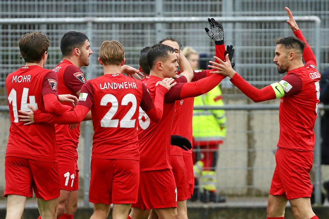 Die Spieler der SG Sonnenhof Großaspach bejubeln auch auf dem rutschigen Kunstrasen in Bissingen den nächsten Sieg. Foto: Baumann