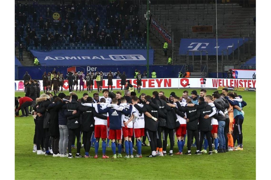 Derbysieg: HSV wehrt St. Paulis Machtanspruch ab Die Spieler des HSV feiern nach dem Schlusspfiff den Sieg gegen den FC St. Pauli. Foto: Christian Charisius/dpa