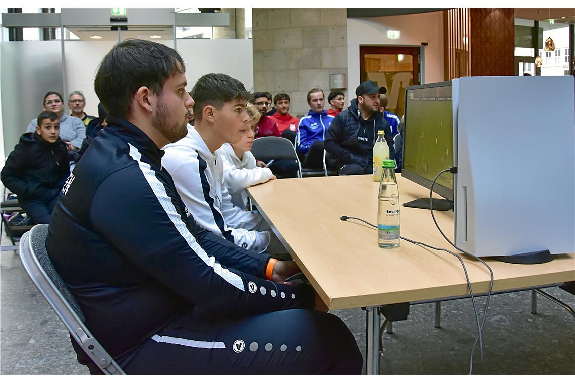 Die Spieler schauen gebannt auf den Bildschirm.