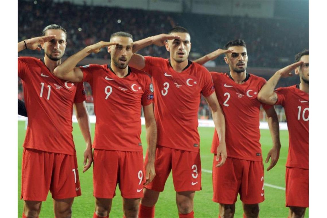 Verbände in Baden-Württemberg wollen vor Salut-Jubel warnen Die Spieler von der Türkei mit (l-r) Yusuf Yazici , Cenk Tosun, Merih Demiral, Mehmet Zeki Celik und Hakan Calhanoglu gestikulieren. Foto: Uncredited/AP/dpa/Archivbild