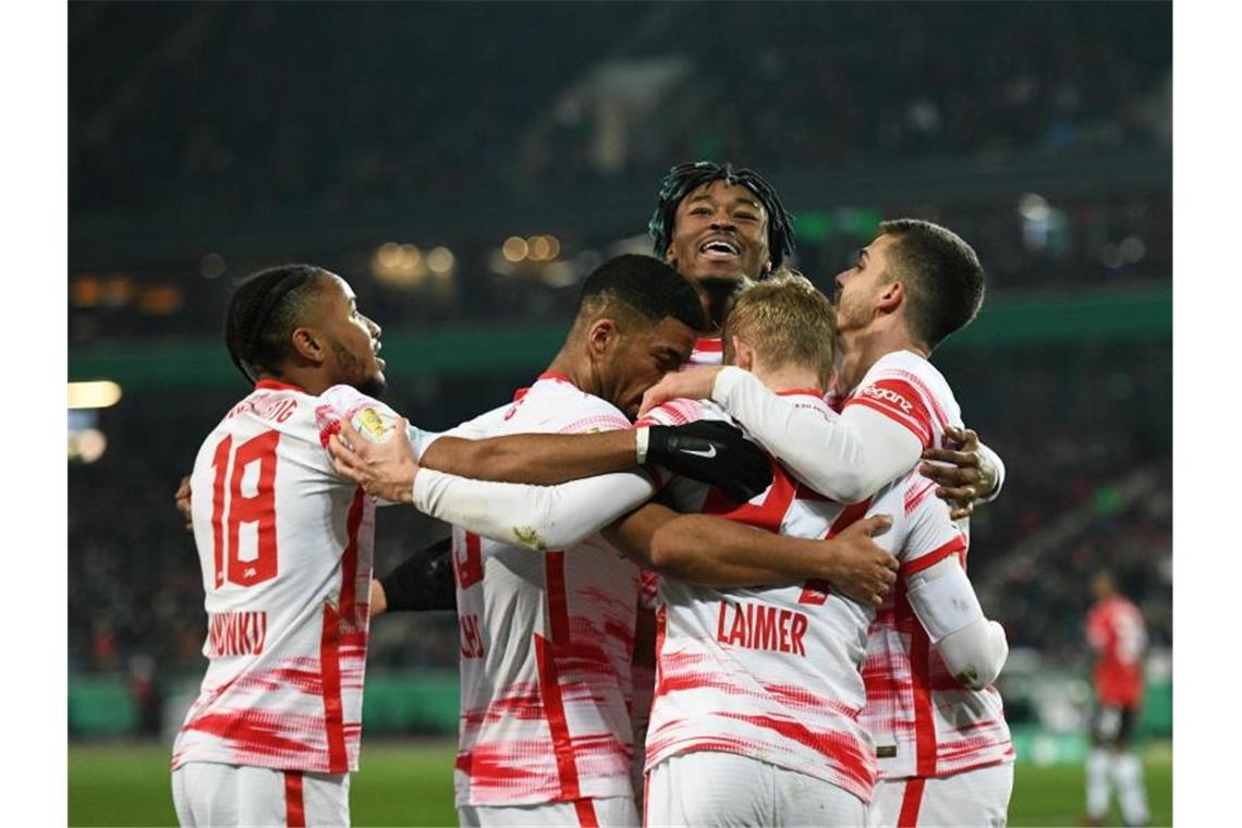 Leipzig locker, HSV und Freiburg mit Drama: Halbfinale fix Die Spieler von RB Leipzig feiern das 3:0 gegen Hannover 96. Foto: Daniel Reinhardt/dpa