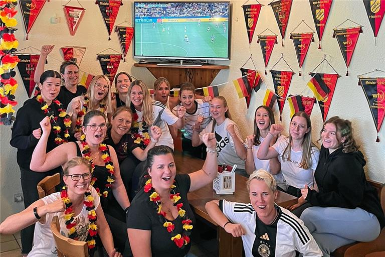 Die Spielerinnen des TSV Oberbrüden sind auf jeden Fall beim gemeinsamen Public Viewing in WM-Stimmung. Foto: privat