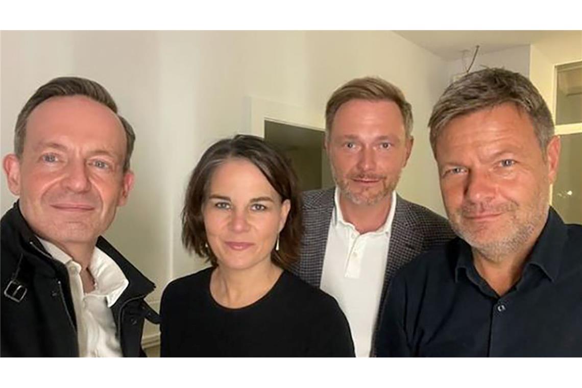 Die Spitzen von FDP und Grünen - Volker Wissing, Annalena Baerbock, Christian Lindner und Robert Habeck - starteten optimistisch samt Selfie in die Ampel-Koalition. (Archivbild)