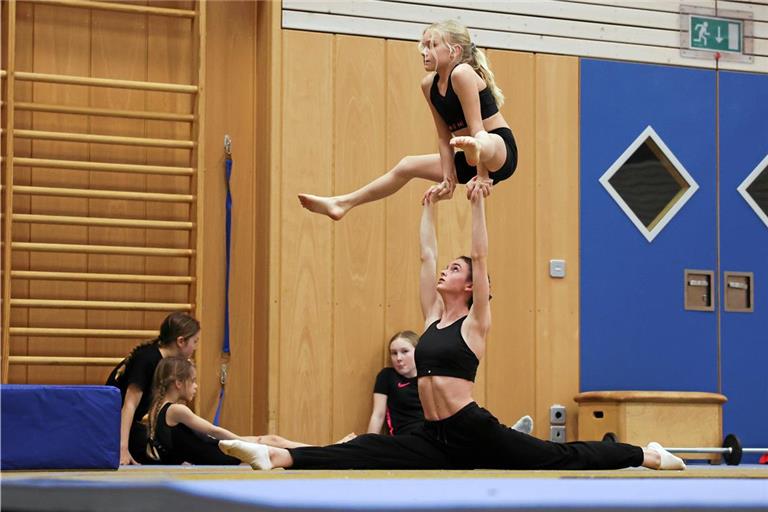 Die Sportakrobatinnen der TSG Backnang trainieren aktuell dreimal pro Woche in der Mehrzweckhalle in Maubach. Foto: Alexander Becher