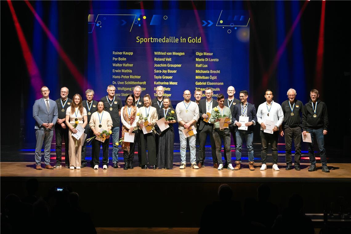 Die Sportmedaille in Gold wurde dieses Mal an 24 Erwachsene verteilt. 