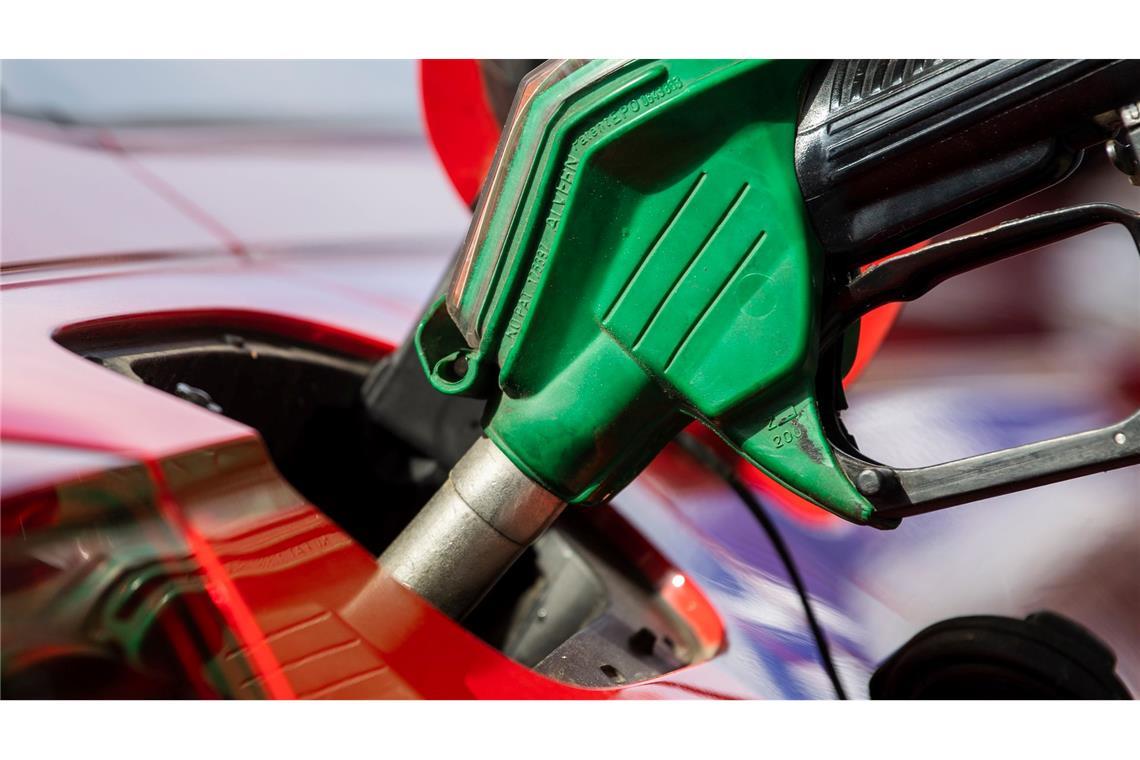 Absturz der Ölpreise kommt nicht an der Tankstelle an Die Spritpreise haben bisher kaum auf den Absturz des Öpreises reagiert. (Archivbild)