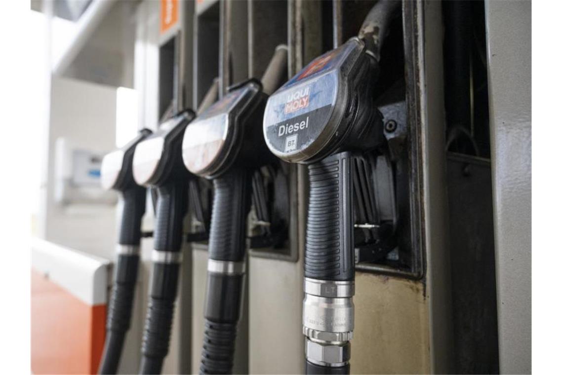 Inflation wieder über 5 Prozent - Weiterer Anstieg erwartet Die Spritpreise steigen - Autofahren wird immer teurer. Foto: Christophe Gateau/dpa