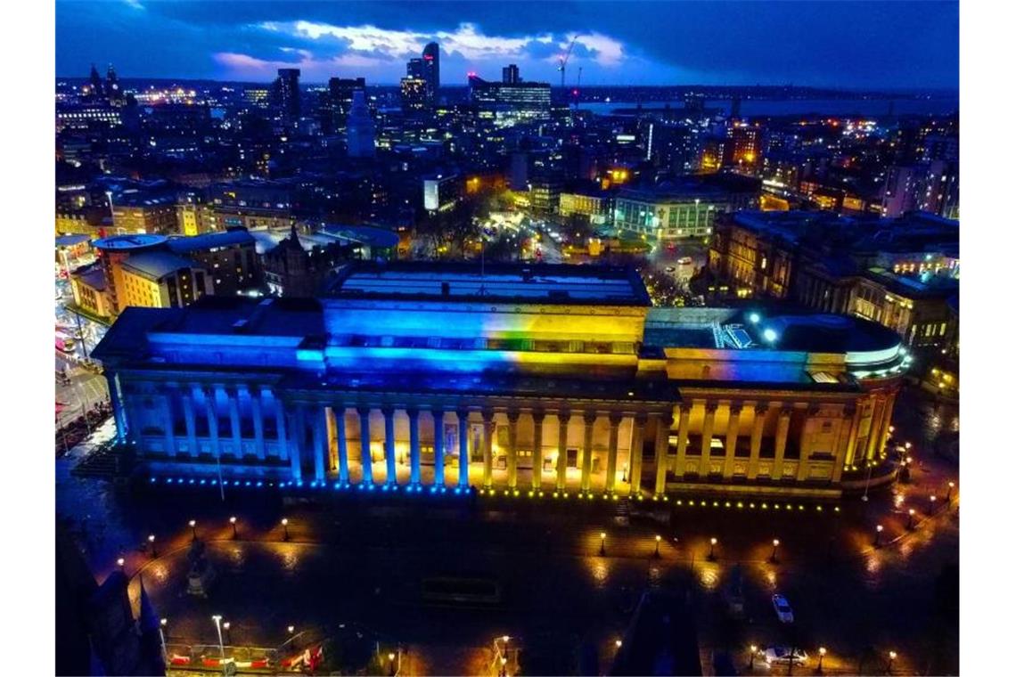 Die St. Georges Hall leuchtet in Gelb und Blau als Ausdruck der Solidarität mit der Ukraine nach dem Einmarsch Russlands. Foto: Peter Byrne/PA Wire/dpa
