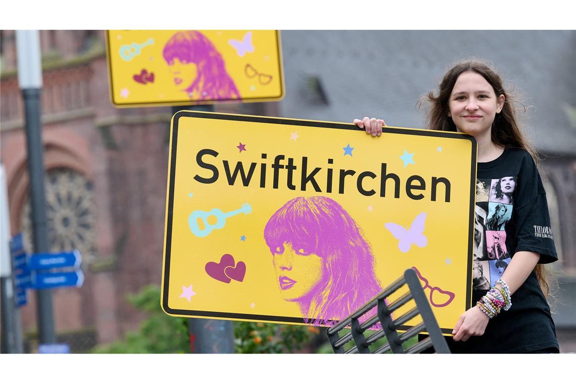 Die Stadt Gelsenkirchen wird im Juli Schauplatz für die "Eras Tour" von Superstar Taylor Swift - und gibt zu Ehren der Musikerin einen neuen Namen. Enthüllt wurde das "Swiftkirchen" von Swift-Fan Aleshanee Westhoff.