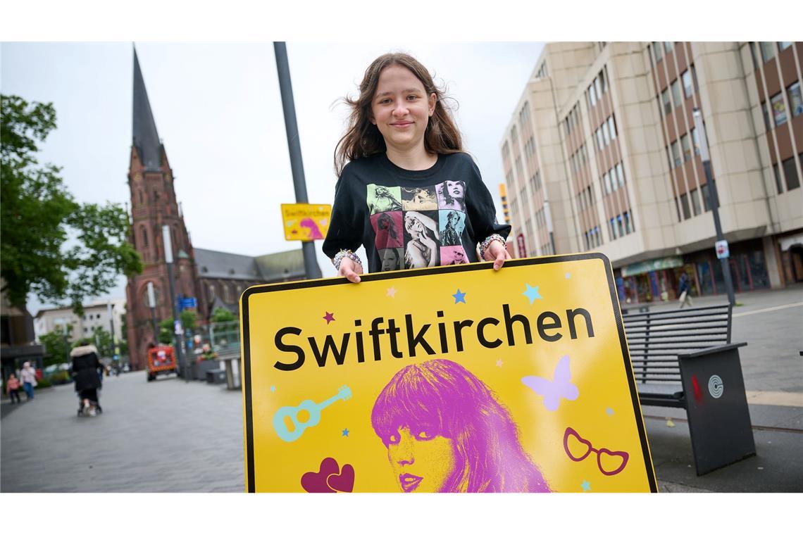 Die Stadt Gelsenkirchen wird im Juli Schauplatz für die "Eras Tour" von Superstar Taylor Swift - und gibt zu Ehren der Musikerin einen neuen Namen. Enthüllt wurde das "Swiftkirchen" von Swift-Fan Aleshanee Westhoff.