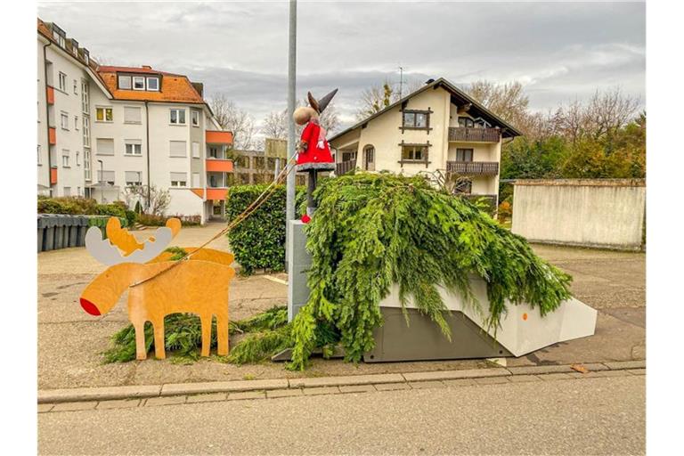 Die Stadt Lahr hat einem mobilen Blitzeranhänger eine Weihnachtsdekoration verpasst. Foto: Marco Dürr/Einsatz-Report24/dpa