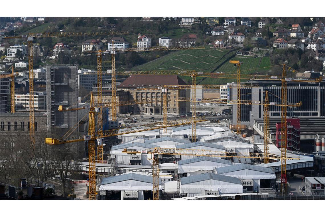 Die Stadt Stuttgart möchte frei werdende Bahnflächen rund um den Stuttgarter Hauptbahnhof für den Wohnungsbau nutzen - eine Gesetzesänderung erschwert das. (Archivbild)