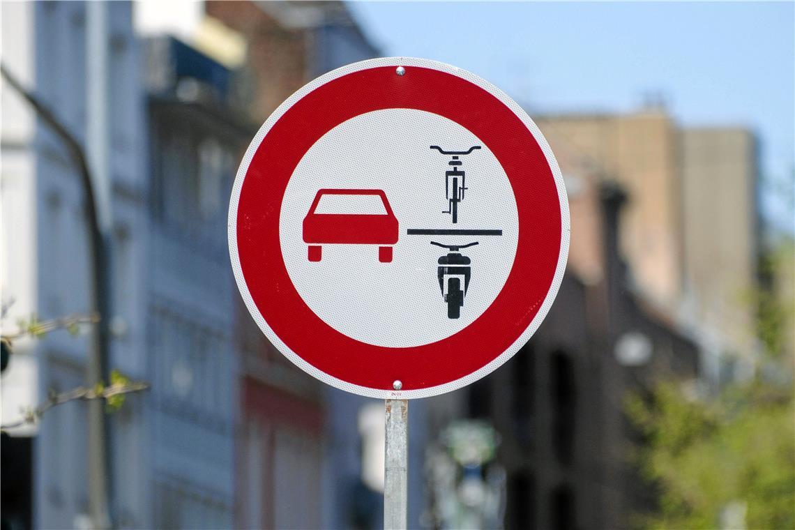 Die Stadt will das neue Schild „Zweiradüberholverbot“ aufstellen lassen. Foto: Imago/Michael Gstettenbauer