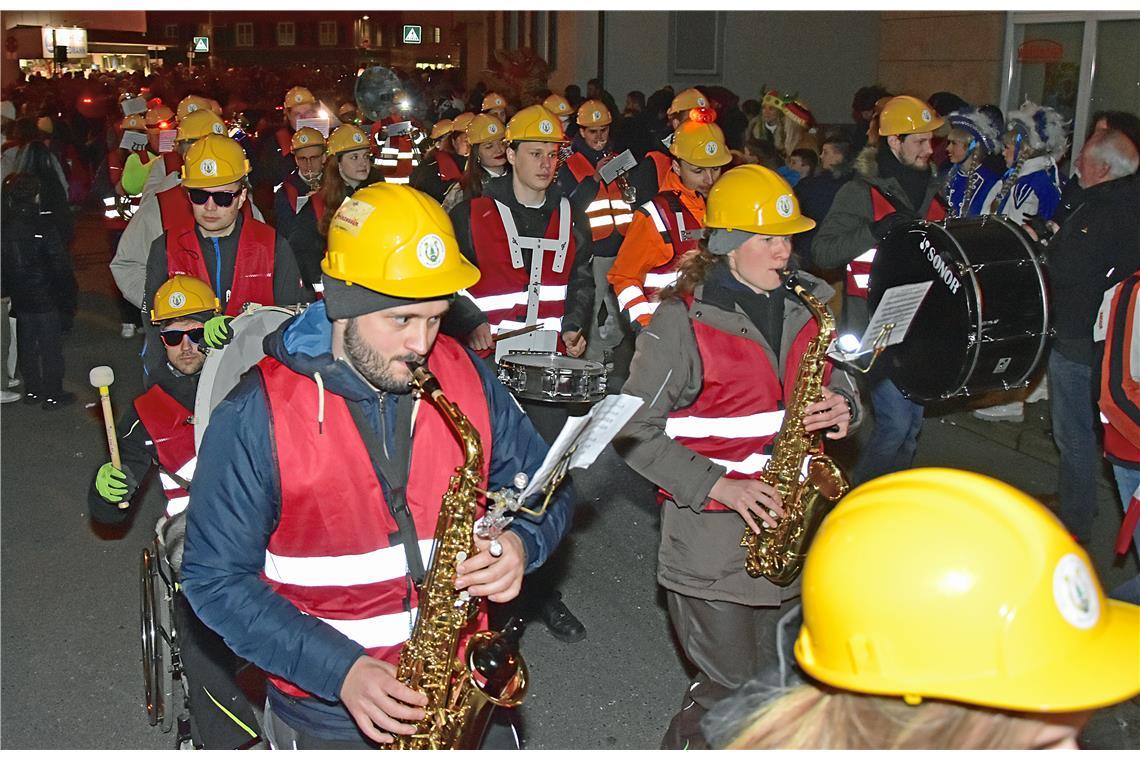 Die Stadtkapelle Murrhardt spielte mit Bauhelmen und Warnschutzwesten. Murreder ...