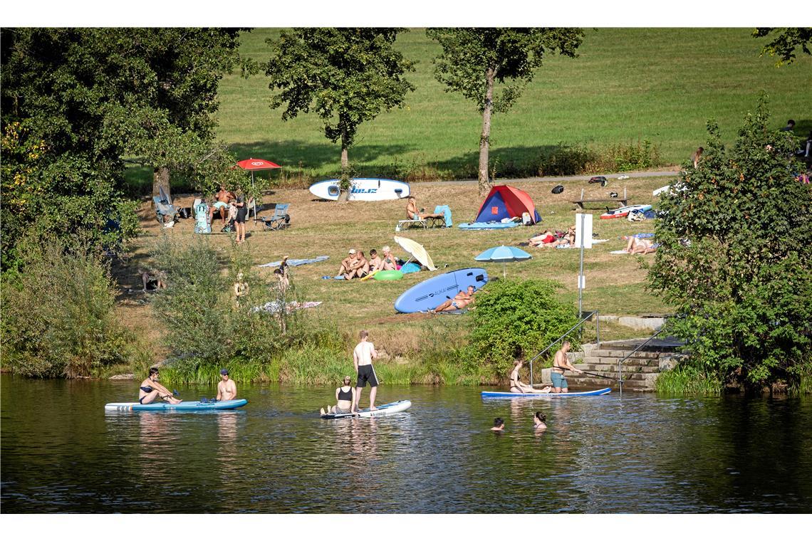 Die Stand-up-Paddler sind am Aichstrutsee stark vertreten.