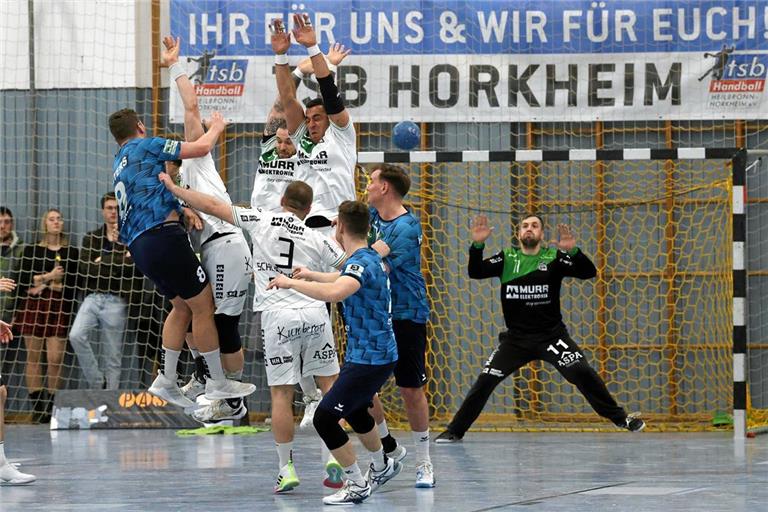 Die starke Abwehr des HCOB (in Weiß) mit Keeper Levin Stasch dahinter ist der Grundstein für den Sieg gewesen. Foto: Alexander Hornauer