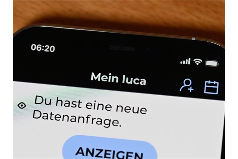 Die Startseite einer Luca-App ist auf einem Bildschirm eines Smartphones dargestellt. Foto: Bernd Weißbrod/dpa