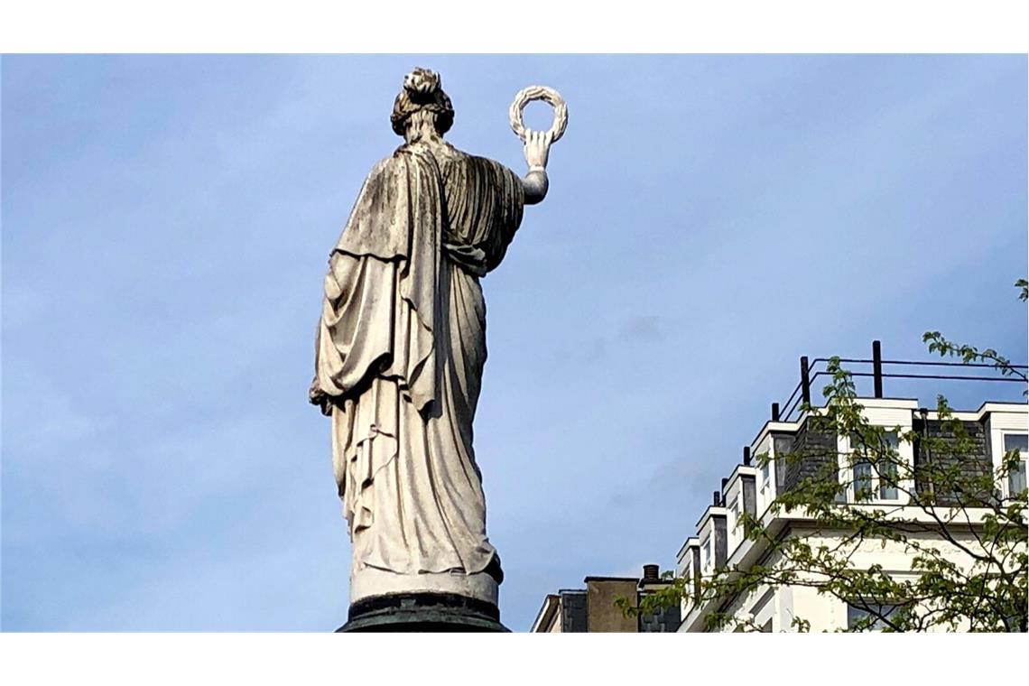 Die Statue auf dem Place Rouppe in Brüssel hält nach der Reparatur den Lorbeerkranz falsch in der Hand.