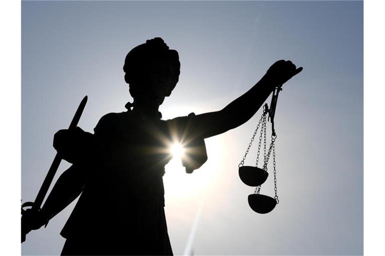 Die Statue der Justitia mit einer Waage und einem Schwert in der Hand. Foto: Arne Dedert/dpa/Archiv