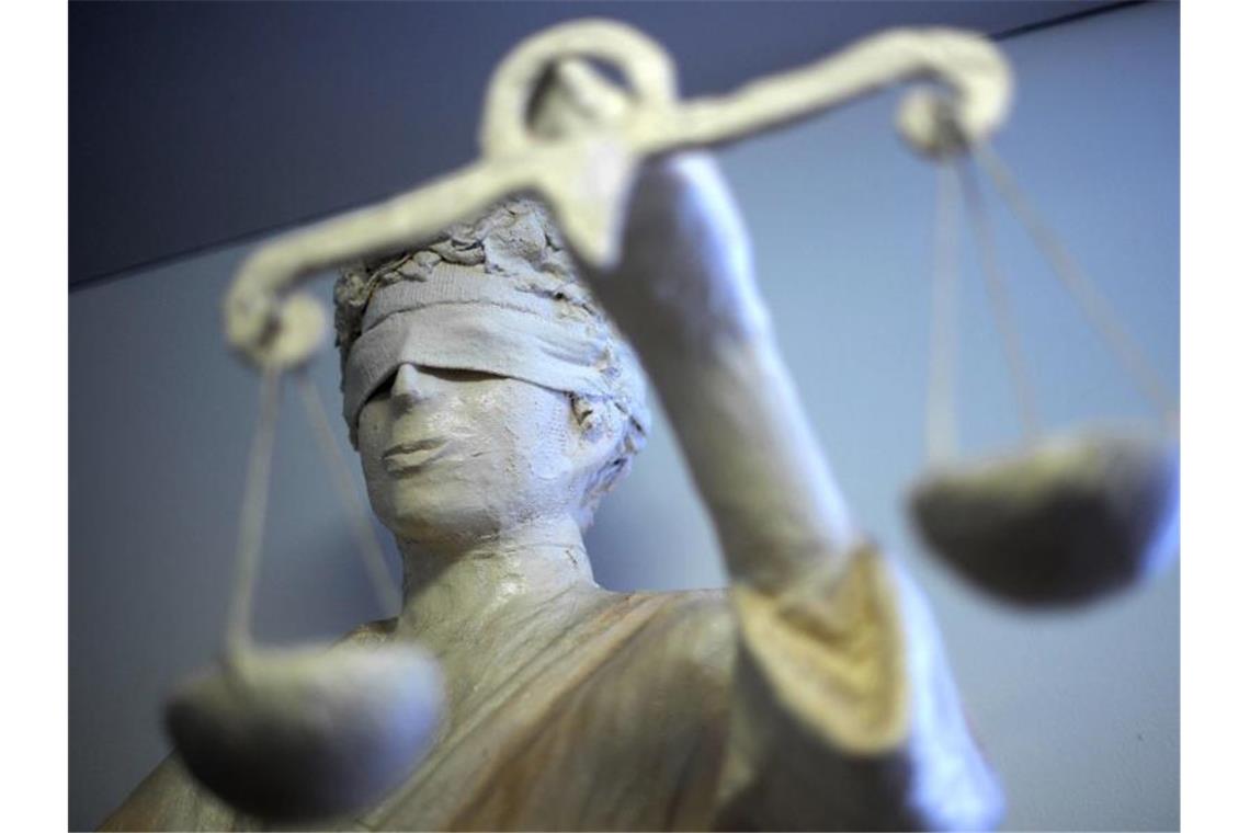 Urteil in Prozess um Säuglings-Misshandlung bleibt bestehen Die Statue Justitia. Foto: Peter Steffen/dpa/Archivbild