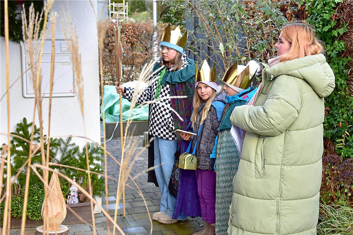 Die Sternsinger Filo (von links), Mia und Charlotte ziehen mit Medina Lang am Freitag durch Erbstetten. Foto: Tobias Sellmaier