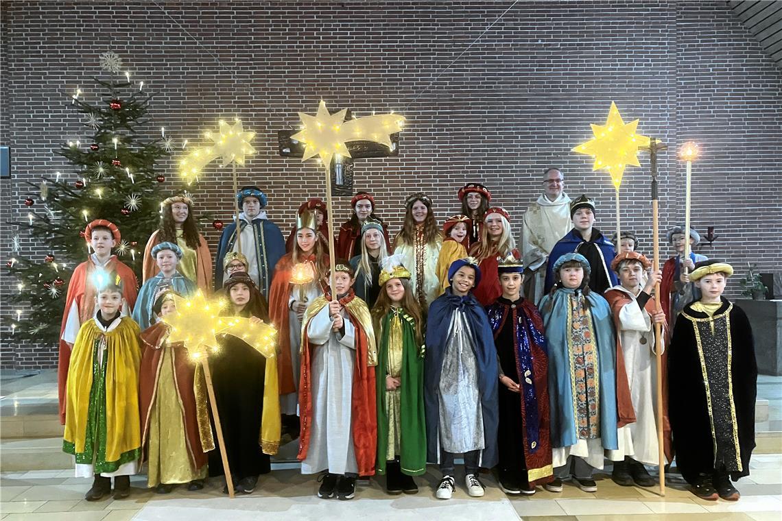 Die Sternsinger von Weissach/Allmersbach zusammen mit Pfarrer Thomas Müller. Foto: privat