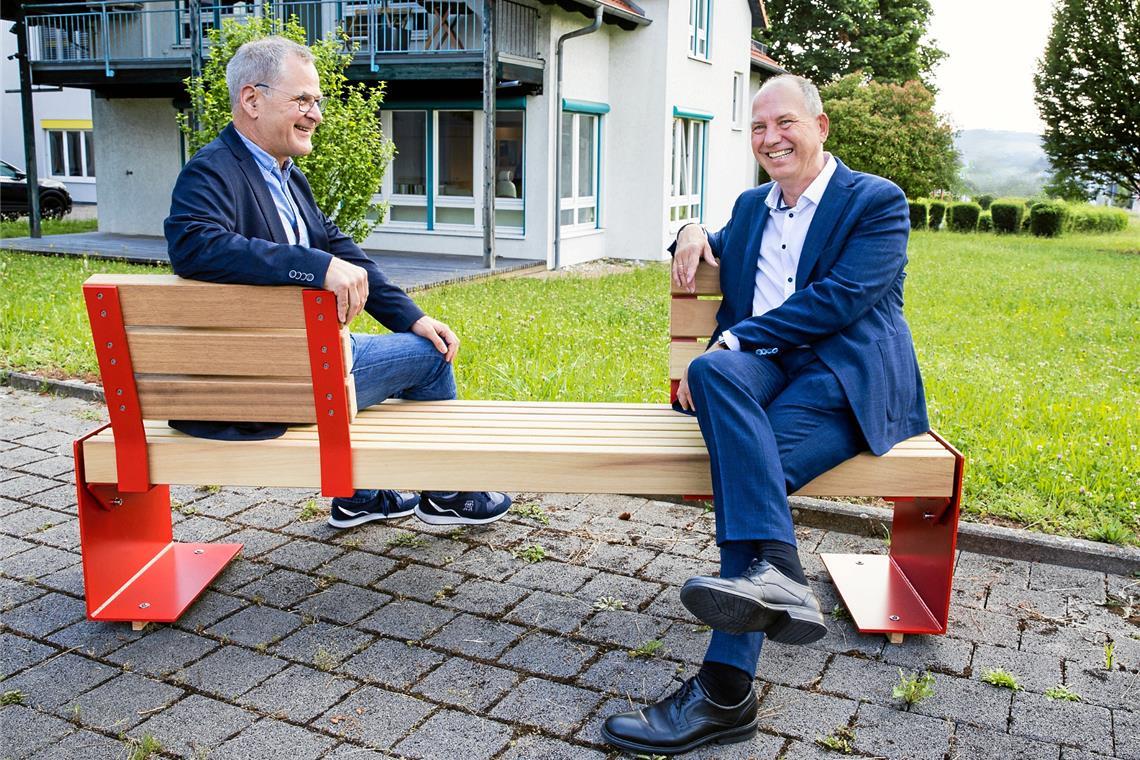 Die Stiftung der Kreissparkasse Waiblingen hat anlässlich ihres 50-jährigen Bestehens jeder Kommune im Landkreis eine rote Sitzbank gespendet. Foto: Benjamin Beytekin