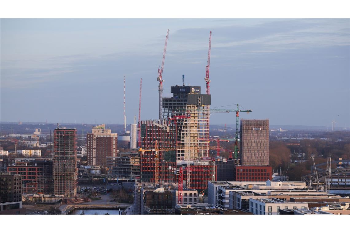 Die stillgelegte Baustelle des Elbtower (M) ganz im Osten der Hafencity in Hamburg.