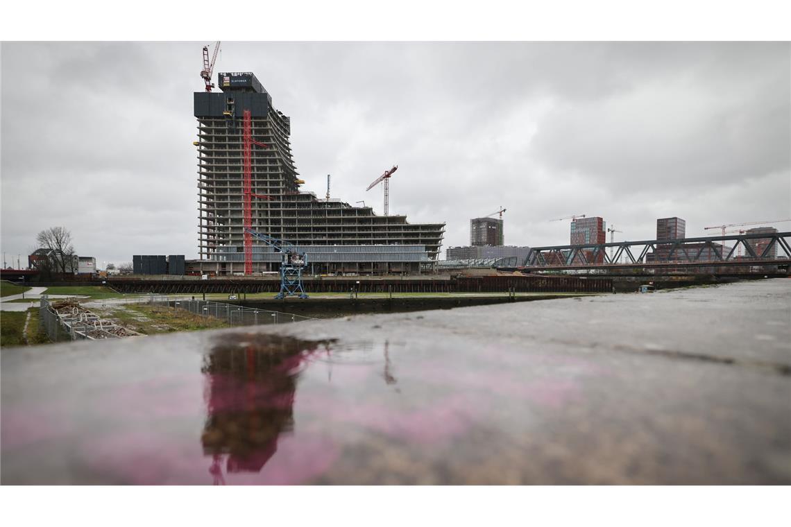 Die stillgelegte Baustelle des Elbtowers in der Hafencity.