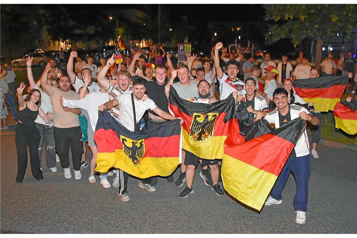 Die Stimmung ist auf dem Siedepunkt am Annonay-Kreisel in Backnang. Fans feiern ...